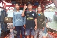 Tiga kru termasuk tekong warga Vietnam ditahan Maritim Malaysia Terengganu selepas vesel dinaiki dikesan menceroboh perairan negara dalam operasi pada Khamis.