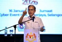 Fahmi menyampaikan ucapan semasa hadir pada Majlis Amanat Menteri Komunikasi Bersama Warga JAPEN pada Jumaat. Foto: Bernama 