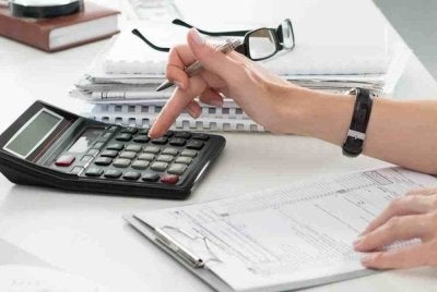 Menyediakan penyata kewangan berkualiti bukan sahaja memberikan kita maklumat untuk bertindak, ianya juga boleh melepaskan perniagaan dari denda dan penalti. Gambar hiasan 