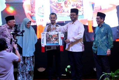Dr Zulkifli Hasan (dua dari kanan) melancarkan inisiatif Tabung Kutipan "Hope For Gaza" pada Majlis Apresiasi Rakan Strategik YAPEIM 2025 dan Pelancaran Kempen #HopeforGaza di sebuah hotel hari ini. - Foto: Bernama