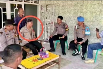 Pemuda di Kabupaten Tulang Bawang ( lingkaran merah) yang obses menjadi anggota polisi dan mengaku berpangkat Bripka. - Foto: Agensi