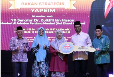 Dr Zulkifli (dua dari kanan) menyampaikan sumbangan Sinar Lestari YAPEIM kepada wakil penerima (tengah) pada Majlis Apresiasi Rakan Strategik YAPEIM 2025 dan Pelancaran Kempen #HopeforGaza di sebuah hotel semalam. - Foto: Bernama