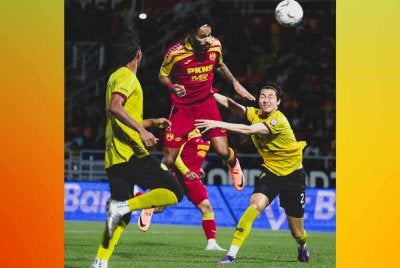 Chrigor Flores Moraes diasak pemain Negeri Sembilan FC dalam aksi Liga Super di Stadium MBPJ. - Foto: Selangor FC