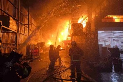 Pasukan bomba menjalankan operasi pemadaman kebakaran di kilang di Kampung Olak Lempit, Kuala Langat pada Rabu. Foto: JBPM Selangor
