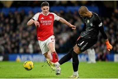 Gyokeres (kiri) perlu mendapatkan sokongan lebih baik menerusi hantaran lintang daripada Saka.