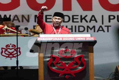 Ahmad Zahid ketika berucap ketika ucapan dasar Presiden UMNO Perhimpunan Agung UMNO di Pusat Dagangan Dunia Kuala Lumpur (WTC) di sini, pada Jumaat. Foto Sinar Harian-ROSLI TALIB