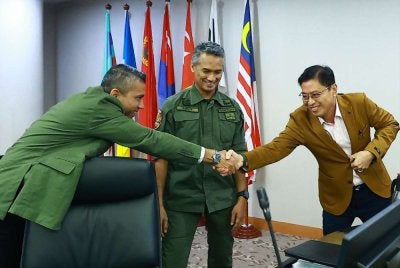 Azam (kanan) bersalaman dengan Komander Kawalan dan Perlindungan Sempadan AKPS, Datuk Nik Ezanee Mohd Faisal pada Jumaat. Foto: SPRM