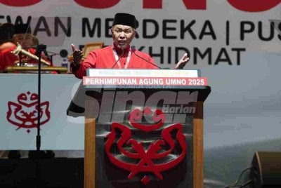Ahmad Zahid menyampaikan ucapan dasar pada Majlis Pembukaan Perhimpunan Agung UMNO 2025 yang berlangsung dari 14 hingga 17 Januari di Dewan Merdeka, Pusat Dagangan Dunia Kuala Lumpur, pada Jumaat. Foto SINAR HARIAN-ROSLI TAL8IB 