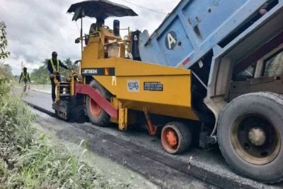 Kerja-kerja pembaikan jalan dilakukan dengan menutup lubang di jalan terlibat. 