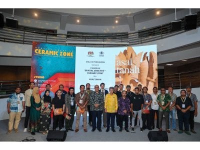 Datuk Shaharuddin Abu Sohot, Ketua Setiausaha Kementerian Pelancongan, Seni dan Budaya bersama Amerrudin Ahmad, Ketua Pengarah Balai Seni Negara, kurator dan para seniman Pameran Spatial Creative – Ceramic Zone dan Asal Tanah.