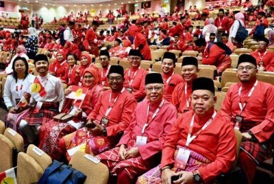 Ismail Sabri (duduk depan, dua kanan) ketika menghadiri Perhimpunan Agung UMNO 2025 di WTC Kuala Lumpur pada Jumaat.