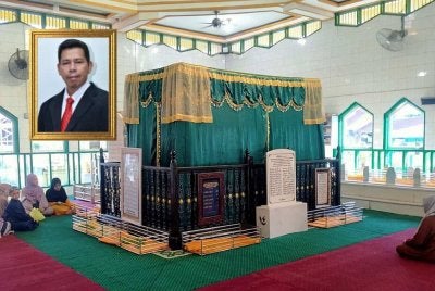 MAKAM Sheikh Muhammad Arshad Al-Banjari yang terletak di kota Martapura, Banjarmasin, Indonesia. Gambar kecil: DR FARID