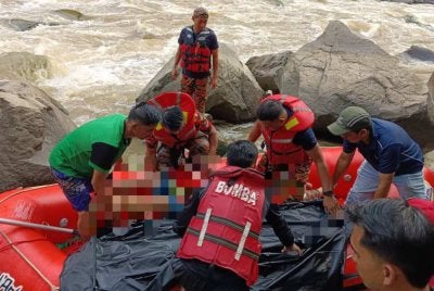 Pasukan bomba menjalankan operasi mengambil mayat mangsa yang lemas ketika melakukan aktiviti arung jeram di sungai Nabawan. Foto JBPM Sabah