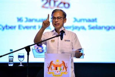 Fahmi menyampaikan ucapan semasa hadir pada Majlis Amanat Menteri Komunikasi Bersama Warga JAPEN pada Jumaat. Foto: Bernama 