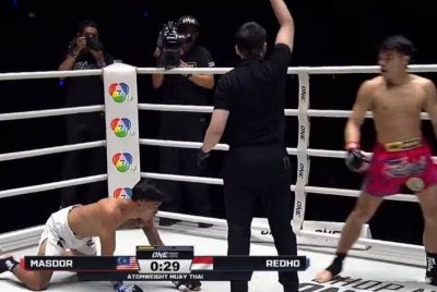 Rifdean (kanan) menepati ramalan mengalahkan Redho Rocky di ONE Friday Nights 138 pada Jumaat.