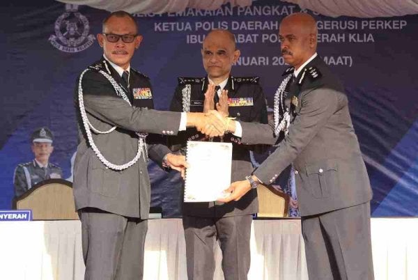 M Ravi (kanan) dilantik sebagai Ketua Polis Daerah KLIA baharu menggantikan Azman (kiri) dengan disaksikan Shazeli di IPD KLIA, pada Jumaat.