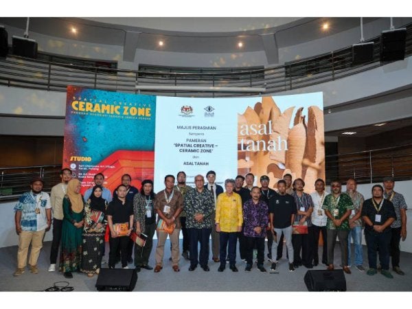Datuk Shaharuddin Abu Sohot, Ketua Setiausaha Kementerian Pelancongan, Seni dan Budaya bersama Amerrudin Ahmad, Ketua Pengarah Balai Seni Negara, kurator dan para seniman Pameran Spatial Creative – Ceramic Zone dan Asal Tanah.