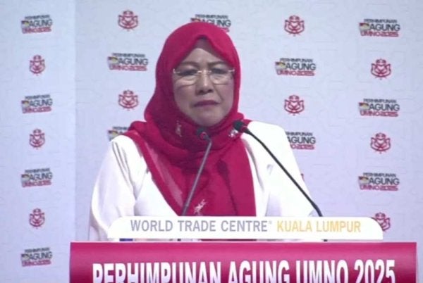 Rosni membahaskan usul bersempena Perhimpunan Agung UMNO 2025 di Pusat Dagangan Dunia (WTC) pada Jumaat.