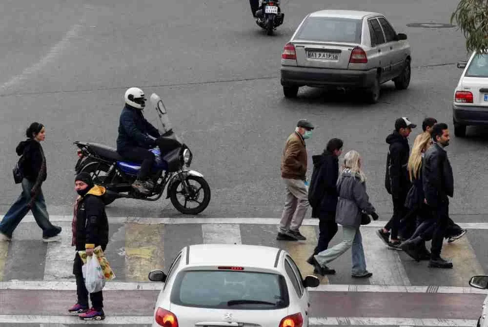 Suasana orang ramai melintas jalan di Teheran, menunjukkan keadaan kembali tenang. Foto AFP