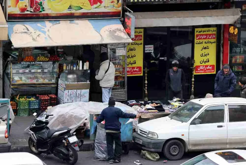 Penduduk membeli barangan selepas kedai perniagaan kembali beroperasi. Foto AFP