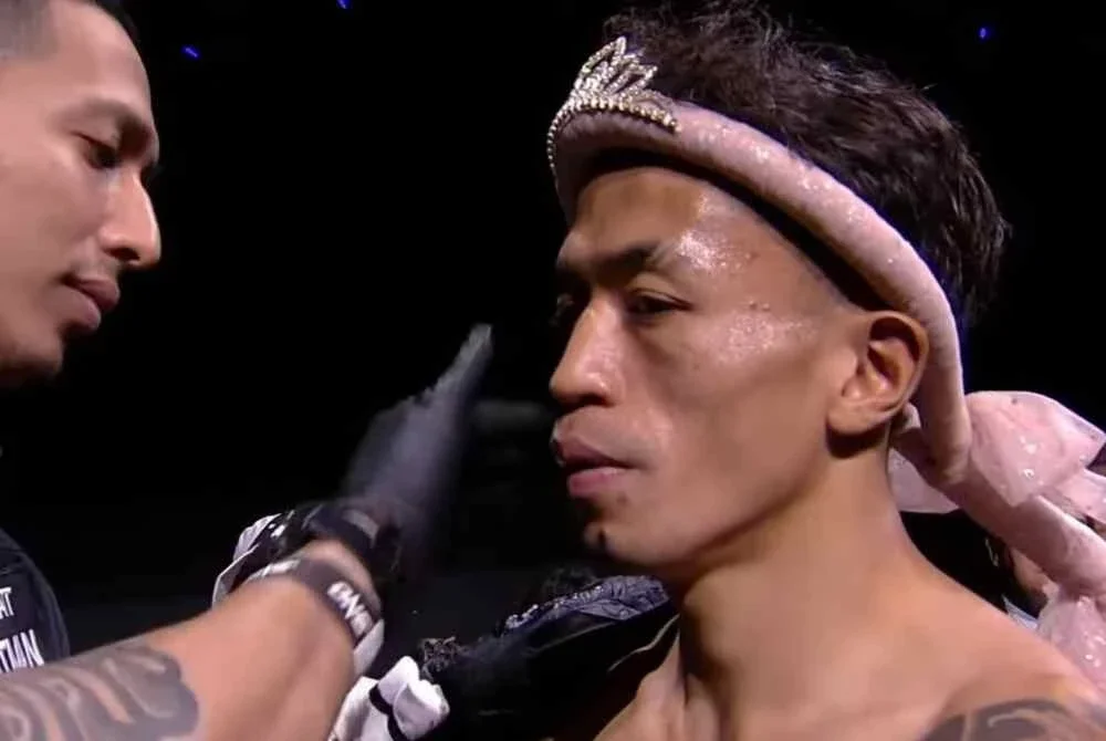 Redho Rocky tampil dengan mongkol unik.