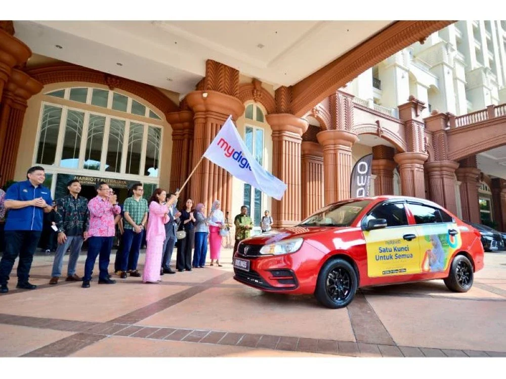 Rita Irina menyempurnakan Flag Off Kenderaan Mempromosi My Digital ID di sini pada Jumaat / Foto: ASRIL ASWANDI SHUKOR