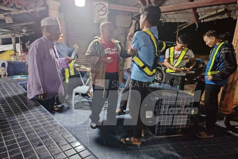 Penduduk terutama golongan muda berkumpul sebelum melakukan rondaan setiap malam.