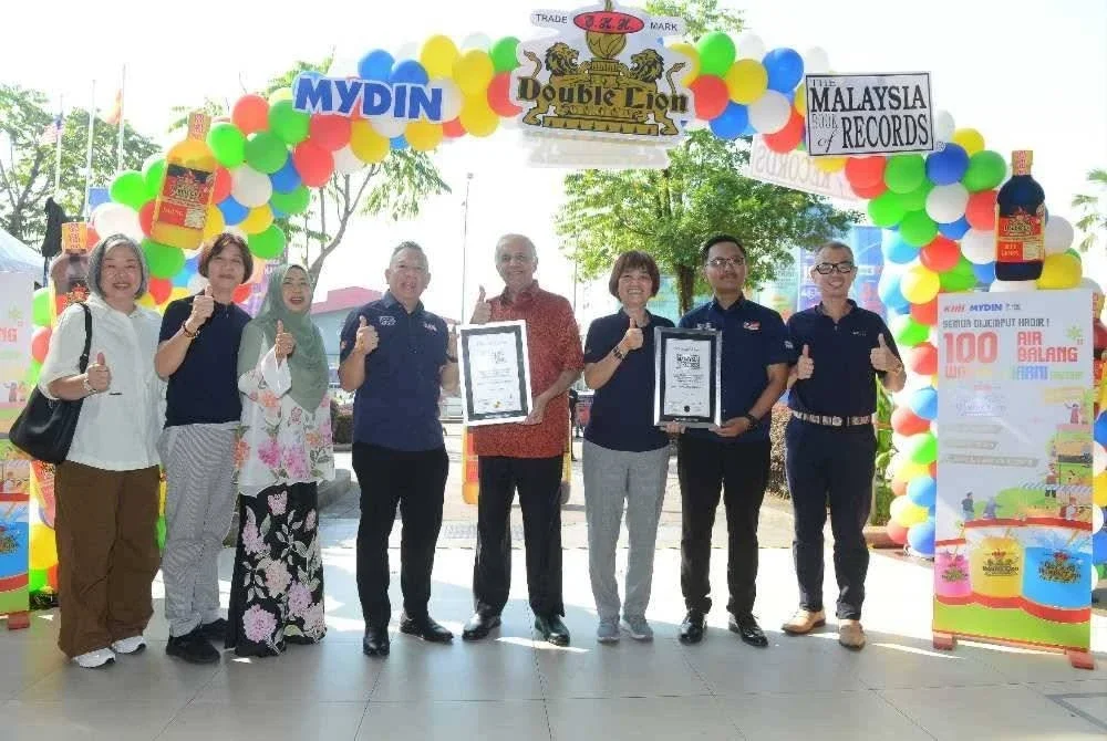 Pengarah Urusan Mydin, Datuk Wira Dr Ameer Ali Mydin (lima dari kiri) dan Pengarah Urusan K.H.H. Double Lion Fruit Juice Manufacturing Sdn. Bhd, Joan Tan (tiga dari kanan) bergambar bersama pada penganjuran Warna-Warni Bazaar by Double Lion yang berlangsung di MYDIN USJ di sini pada Sabtu. FOTO: SINAR HARIAN/MOHD HALIM ABDUL WAHID