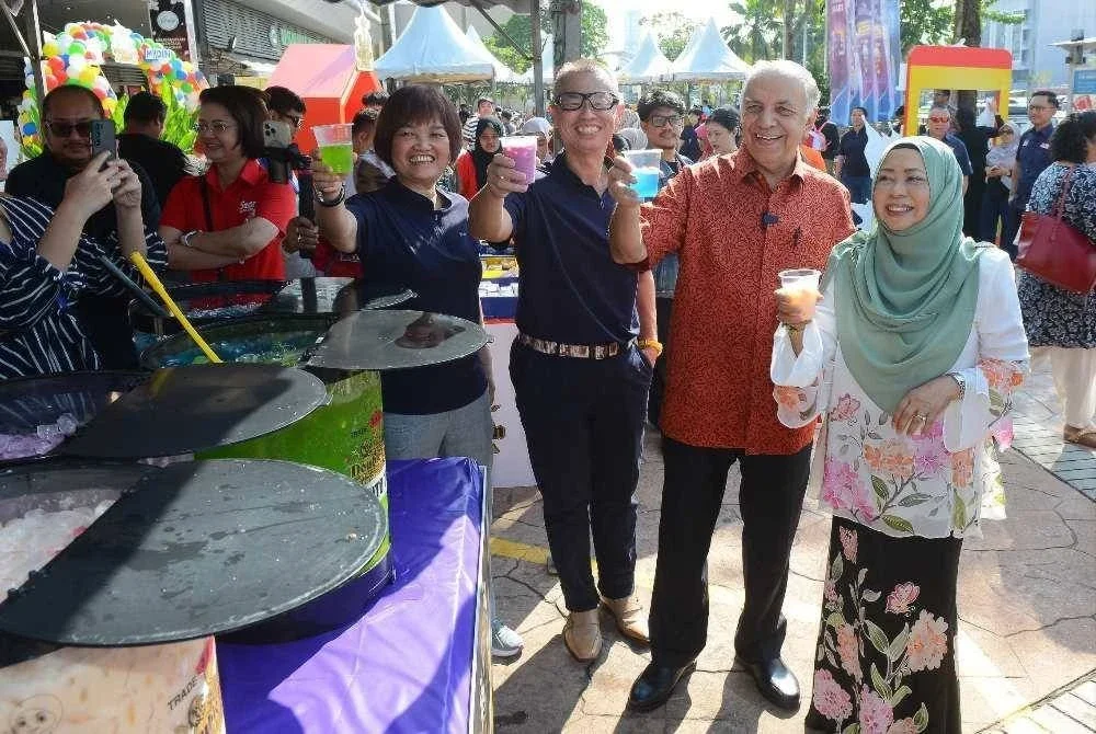 Pengarah Urusan Mydin, Datuk Wira Dr Ameer Ali Mydin (dua dari kanan) dan Pengarah Urusan K.H.H. Double Lion Fruit Juice Manufacturing Sdn. Bhd, Joan Tan (tiga dari kiri) bergambar bersama pada penganjuran Warna-Warni Bazaar by Double Lion yang berlangsung di MYDIN USJ di sini pada Sabtu. FOTO: SINAR HARIAN/MOHD HALIM ABDUL WAHID