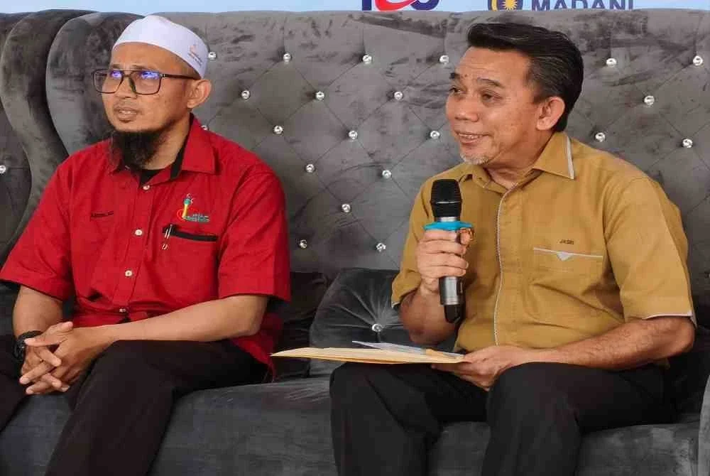 Jasri (kanan) semasa sesi dialog bersama penduduk pada Majlis Pelancaran Kampung Angkat Madani di Masjid Al-Husna, Kampung Baung Bayam di Kota Bharu pada Sabtu. Foto: SINAR HARIAN/HAZELEN LIANA KAMARUDIN