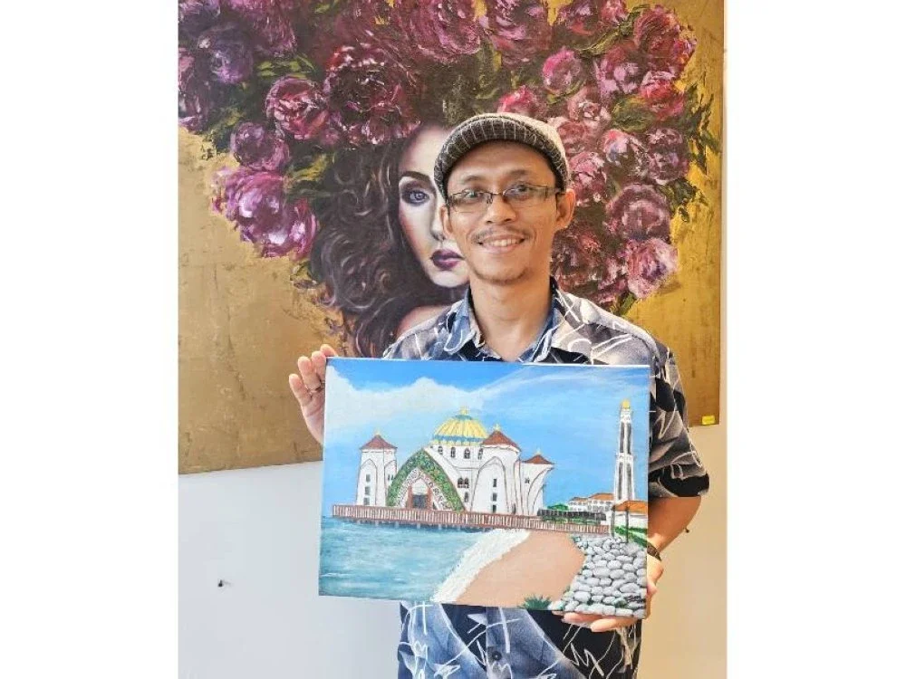 T. Syed Muhammad yang berjaya menjual karyanya yang bertajuk Rise of Straits Malacca. 