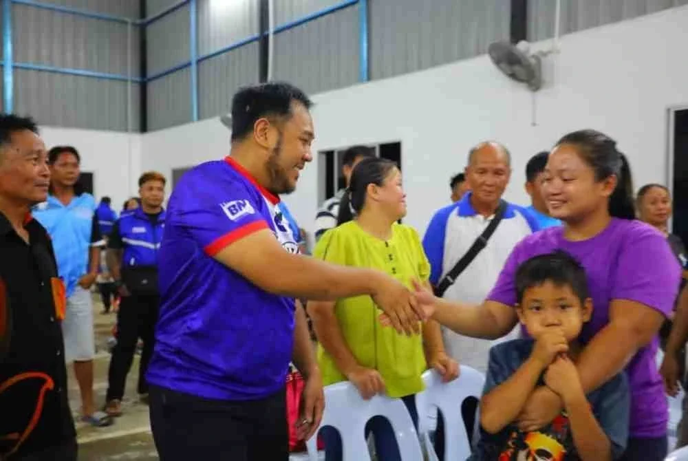 Mohd Naim ketika turun ke PDM Inarad dan bertemu rakyat sendiri.