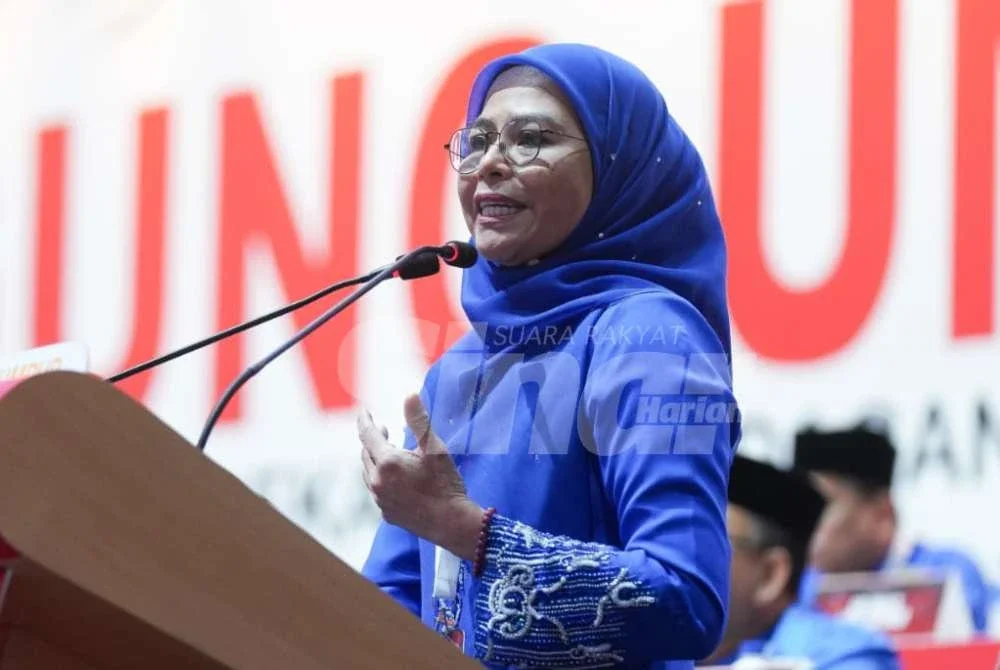 Noraini ketika menyampaikan ucapan penggulungan perbahasan ucapan dasar Presiden sempena Perhimpunan Agung UMNO 2025 Pusat Dagangan Dunia Kuala Lumpur di sini pada Ahad. Foto Sinar Harian