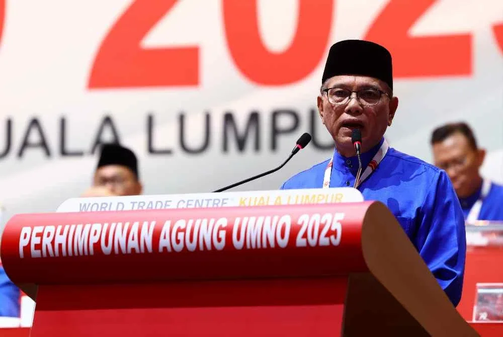  Wan Rosdy menyampaikan ucapan penggulungan pada Perhimpunan Agung UMNO 2025 di Dewan Merdeka, Pusat Dagangan Dunia Kuala Lumpur (WTCKL) pada Sabtu. Foto Bernama