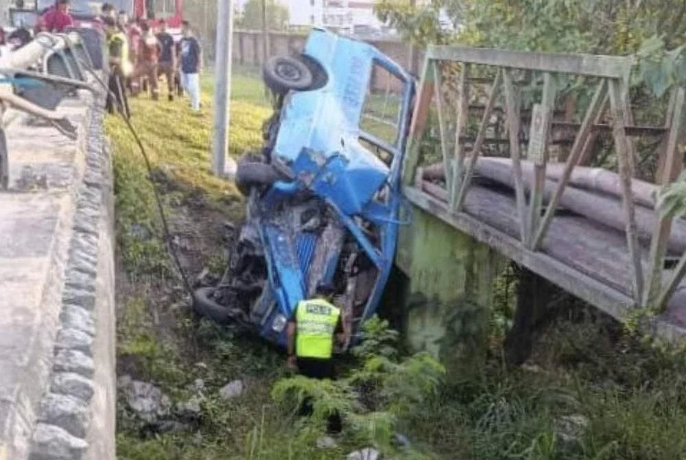 Van yang membawa pekerja kilang remuk di lokasi kemalangan. - foto BBP Bandar Baru Kulai