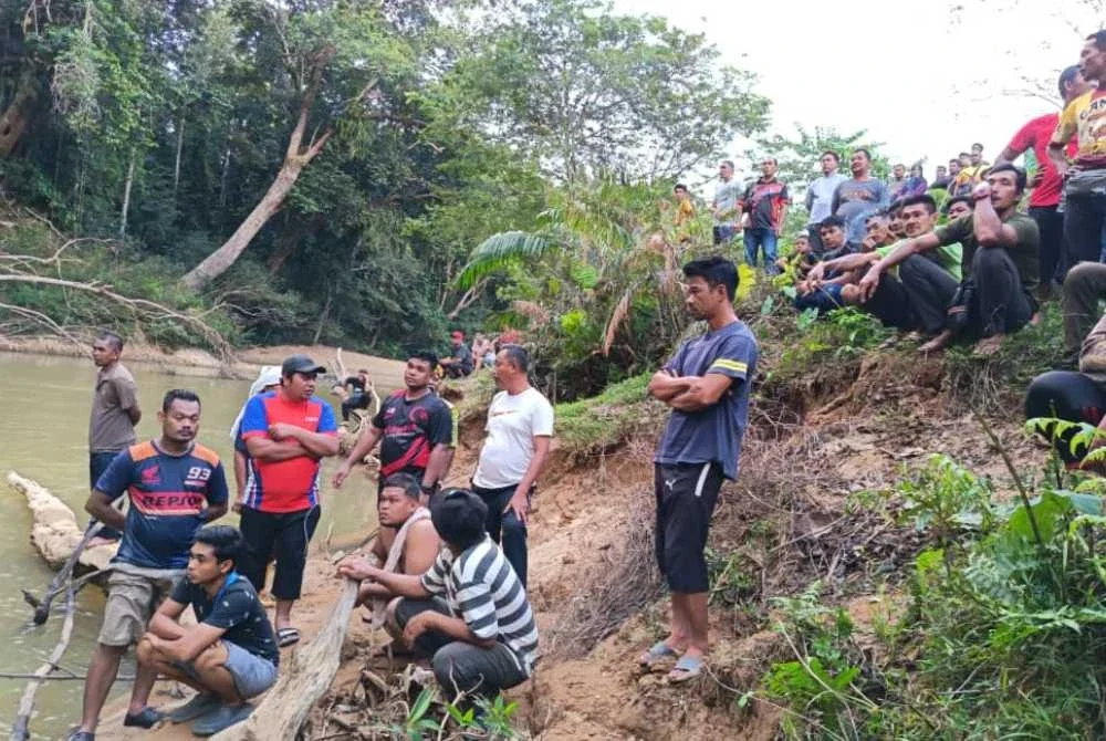 Penduduk berada di lokasi Mohamad Fakarudin dikhuatiri lemas di i Sungai Relai, RKT Kesedar Lebir 1 di Gua Musang.
