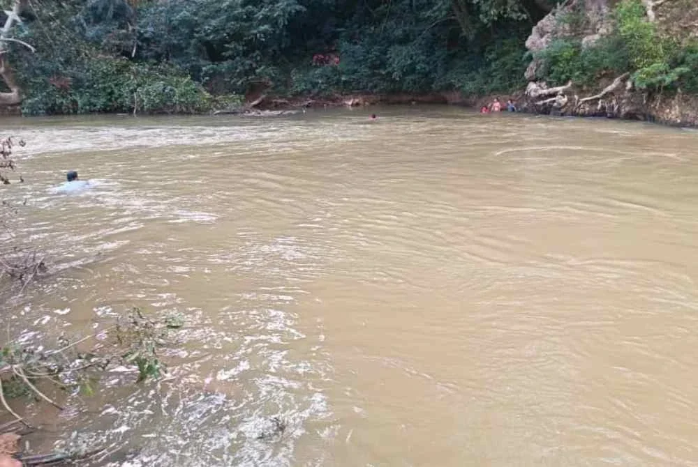 Dalam kejadian kira-kira jam 5 petang itu, Mohamad Fakarudin dikatakan tenggelam selepas berjaya menyelamatkan anaknya sebelum dihanyutkan arus deras sungai.