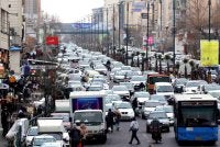 Jalan raya di Teheran kembali sesak dengan rutin harian penduduk. Foto AFP