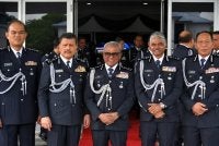 Ramli (tengah) bersama rakan sepasukan.