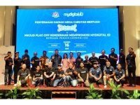 Rita Irina (berdiri, tujuh dari kiri) bergambar bersama pemain ekonomi GIG pada Majlis Flag Off Kenderaan Mempromosi MyDigital ID bersama Pemain Ekonomi GIG di Putrajaya, pada Jumaat. / Foto: ASRIL ASWANDI SHUKOR