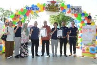 Pengarah Urusan Mydin, Datuk Wira Dr Ameer Ali Mydin (lima dari kiri) dan Pengarah Urusan K.H.H. Double Lion Fruit Juice Manufacturing Sdn. Bhd, Joan Tan (tiga dari kanan) bergambar bersama pada penganjuran Warna-Warni Bazaar by Double Lion yang berlangsung di MYDIN USJ di sini pada Sabtu. FOTO: SINAR HARIAN/MOHD HALIM ABDUL WAHID