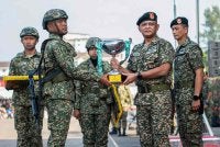 Azhan (dua dari kanan) menyampaikan Anugerah Perajurit Muda Lelaki Siri 204 Keseluruhan Terbaik Nor Amirul Afiq Nor Arifin (dua dari kiri) pada Perbarisan Tamat Latihan Perajurit Muda Lelaki Siri 204/25 dan Wanita Siri 50/25 di Padang Kawad Pusat Latihan Asas Tentera Darat (PUSASDA), Port Dickson hari ini. Foto Bernama
