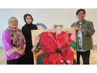 Pengasas Art Market Malaysia, Rita Hatta (kiri) bersama salah seorang pelukis yang mengambil bahagian dalam jualan lelong tersebut, Amy Suhana . 