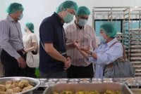 Delegasi JJIC ketika meninjau proses penyedian MBG di Depok, Indonesia.- Foto Agensi