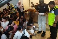 Lokman (dua kanan) sedang memeriksa dokumen warga asing di sebuah pusat beli belah di Ampang di sini pada Sabtu.
