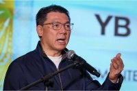 Nga Kor Ming menyampaikan ucapan pada Majlis Penyampaian Sijil Sirim Qas International kepada MBPP hari ini. - Foto: Bernama