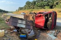 Keadaan lori terbabit nahas di Jalan Selancar-Redong meragut dua nyawa warga Bangladesh pada Sabtu. - Foto Polis Rompin