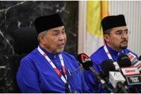 Ahmad Zahid (kiri) ketika sidang akhbar selepas Perhimpunan Agung UMNO 2025 di Dewan Merdeka, WTCKL hari ini. - Foto: Bernama