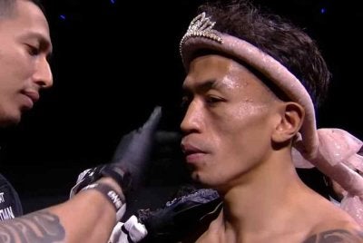 Redho Rocky tampil dengan mongkol unik.