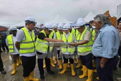Arthur (tiga dari kanan) mendengar taklimat berhubung projek pembinaan Kompleks Mini NRES di Kota Kinabalu.